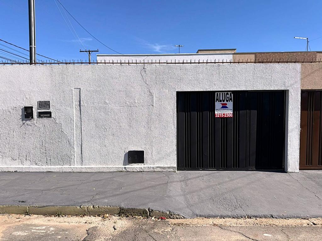 Aluga-se casa no Setor Coimbra, 2 quartos 750 3 i750 99 9